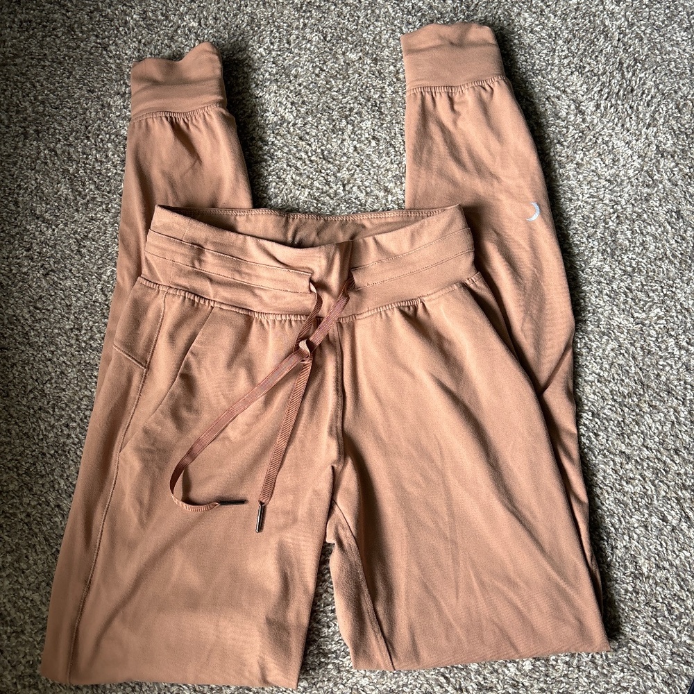 Zyia camel joggers size small